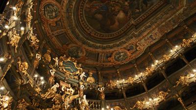 Blick in die Markgäfliche Oper in Bayreuth - Der Brandenburger Adler über der Loge